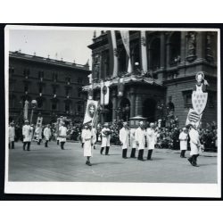   Felvonulás, Budapest, Eucharisztikus-világkongresszus, ünnepi menet, Szent Jobb, Andrássy út, Opera, ünnep, egyház, vallás,  Horthy-korszak, helytörténet, 1938, 1930-as évek, Eredeti fotó, papírkép.