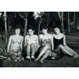 Lányok fürdőruhában, Siófok, Balaton, táskarádió, strand, bikini, fürdőruha, szocializmus, 1969, 1960-es évek, Eredeti fotó, hátulján feliratozott papírkép.   