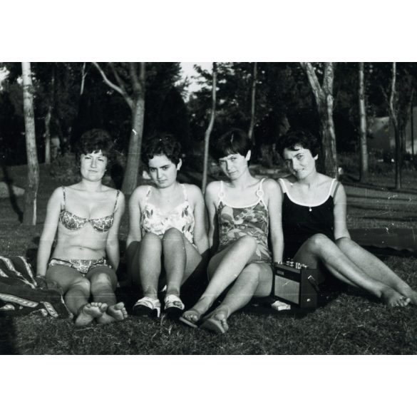 Lányok fürdőruhában, Siófok, Balaton, táskarádió, strand, bikini, fürdőruha, szocializmus, 1969, 1960-es évek, Eredeti fotó, hátulján feliratozott papírkép.   