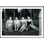 Lányok fürdőruhában, Siófok, Balaton, táskarádió, strand, bikini, fürdőruha, szocializmus, 1969, 1960-es évek, Eredeti fotó, hátulján feliratozott papírkép.   