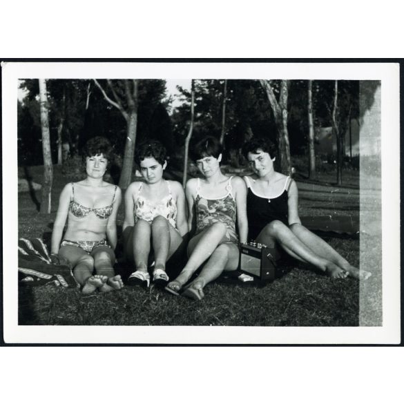 Lányok fürdőruhában, Siófok, Balaton, táskarádió, strand, bikini, fürdőruha, szocializmus, 1969, 1960-es évek, Eredeti fotó, hátulján feliratozott papírkép.   