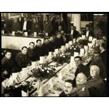 Nagyobb méret, Cserkész Jamboree, dzsembori, Budapest (?) nemzetközi cserkész vezetők találkozója, Baden-Powell, Teleki (?), egyenruha, érdemrend,  Horthy-korszak, 1933, 1930-as évek, Eredeti fotó, papírkép, alsó sarkai töröttek.  