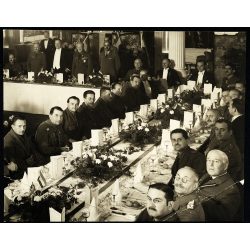   Nagyobb méret, Cserkész Jamboree, dzsembori, Budapest (?) nemzetközi cserkész vezetők találkozója, Baden-Powell, Teleki (?), egyenruha, érdemrend,  Horthy-korszak, 1933, 1930-as évek, Eredeti fotó, papírkép, alsó sarkai töröttek.  