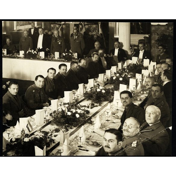 Nagyobb méret, Cserkész Jamboree, dzsembori, Budapest (?) nemzetközi cserkész vezetők találkozója, Baden-Powell, Teleki (?), egyenruha, érdemrend,  Horthy-korszak, 1933, 1930-as évek, Eredeti fotó, papírkép, alsó sarkai töröttek.  