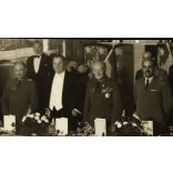 Nagyobb méret, Cserkész Jamboree, dzsembori, Budapest (?) nemzetközi cserkész vezetők találkozója, Baden-Powell, Teleki (?), egyenruha, érdemrend,  Horthy-korszak, 1933, 1930-as évek, Eredeti fotó, papírkép, alsó sarkai töröttek.  