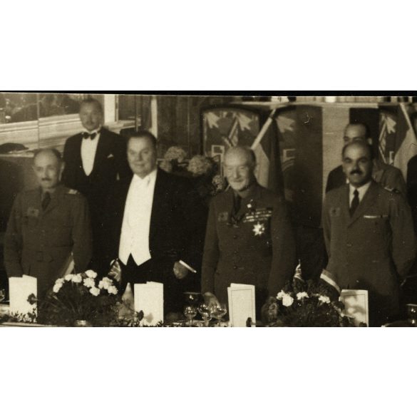 Nagyobb méret, Cserkész Jamboree, dzsembori, Budapest (?) nemzetközi cserkész vezetők találkozója, Baden-Powell, Teleki (?), egyenruha, érdemrend,  Horthy-korszak, 1933, 1930-as évek, Eredeti fotó, papírkép, alsó sarkai töröttek.  