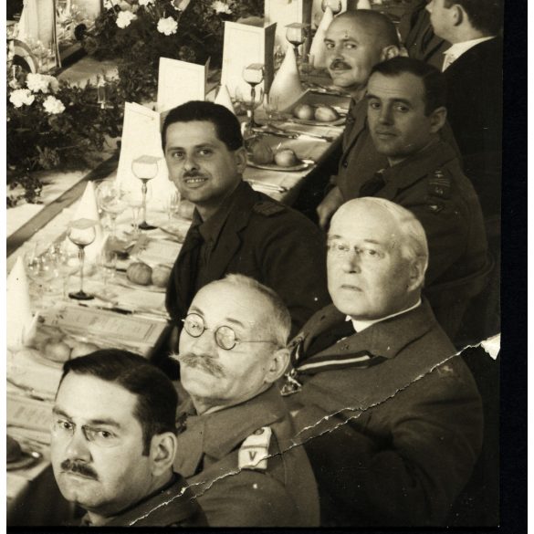 Nagyobb méret, Cserkész Jamboree, dzsembori, Budapest (?) nemzetközi cserkész vezetők találkozója, Baden-Powell, Teleki (?), egyenruha, érdemrend,  Horthy-korszak, 1933, 1930-as évek, Eredeti fotó, papírkép, alsó sarkai töröttek.  