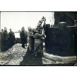 Nagyobb méret, Hazai Samu báró, tábornok, honvédelmi miniszter koszorúz, Rakowiec (?) katonai hősi emlékmű, 1. világháború, monarchia, 1910-es évek, Eredeti fotó, papírkép, oldala, sarkai sérültek, hátulján feliratozott, jelzett.