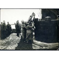   Nagyobb méret, Hazai Samu báró, tábornok, honvédelmi miniszter koszorúz, Rakowiec (?) katonai hősi emlékmű, 1. világháború, monarchia, 1910-es évek, Eredeti fotó, papírkép, oldala, sarkai sérültek, hátulján feliratozott, jelzett.