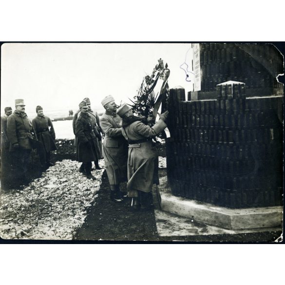 Nagyobb méret, Hazai Samu báró, tábornok, honvédelmi miniszter koszorúz, Rakowiec (?) katonai hősi emlékmű, 1. világháború, monarchia, 1910-es évek, Eredeti fotó, papírkép, oldala, sarkai sérültek, hátulján feliratozott, jelzett.