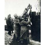 Nagyobb méret, Hazai Samu báró, tábornok, honvédelmi miniszter koszorúz, Rakowiec (?) katonai hősi emlékmű, 1. világháború, monarchia, 1910-es évek, Eredeti fotó, papírkép, oldala, sarkai sérültek, hátulján feliratozott, jelzett.