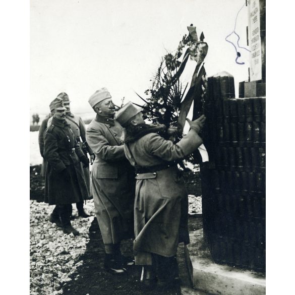 Nagyobb méret, Hazai Samu báró, tábornok, honvédelmi miniszter koszorúz, Rakowiec (?) katonai hősi emlékmű, 1. világháború, monarchia, 1910-es évek, Eredeti fotó, papírkép, oldala, sarkai sérültek, hátulján feliratozott, jelzett.