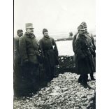 Nagyobb méret, Hazai Samu báró, tábornok, honvédelmi miniszter koszorúz, Rakowiec (?) katonai hősi emlékmű, 1. világháború, monarchia, 1910-es évek, Eredeti fotó, papírkép, oldala, sarkai sérültek, hátulján feliratozott, jelzett.