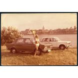 Nagyobb méret, Polski Fiat P 125, Lengyelország, autó, nő fürdőruhában, bikini, jármű, közlekedés, 1960-as évek, Eredeti fotó, papírkép, reklámfotó, sarkai sérültek, hátulján jelzett. 