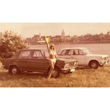 Nagyobb méret, Polski Fiat P 125, Lengyelország, autó, nő fürdőruhában, bikini, jármű, közlekedés, 1960-as évek, Eredeti fotó, papírkép, reklámfotó, sarkai sérültek, hátulján jelzett. 
