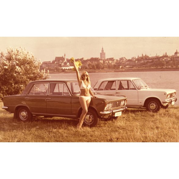 Nagyobb méret, Polski Fiat P 125, Lengyelország, autó, nő fürdőruhában, bikini, jármű, közlekedés, 1960-as évek, Eredeti fotó, papírkép, reklámfotó, sarkai sérültek, hátulján jelzett. 