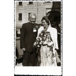 vitéz Sövényházy Ágost és Magdi esküvője, kitüntetés, érdemrend, 2. világháború,, Horthy-korszak 1942, 1940-es évek, Eredeti fotó, hátulján feliratozott papírkép.   