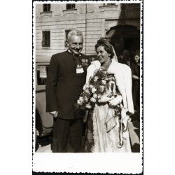   vitéz Sövényházy Ágost és Magdi esküvője, kitüntetés, érdemrend, 2. világháború,, Horthy-korszak 1942, 1940-es évek, Eredeti fotó, hátulján feliratozott papírkép.   