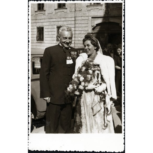 vitéz Sövényházy Ágost és Magdi esküvője, kitüntetés, érdemrend, 2. világháború,, Horthy-korszak 1942, 1940-es évek, Eredeti fotó, hátulján feliratozott papírkép.   