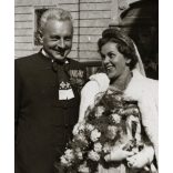 vitéz Sövényházy Ágost és Magdi esküvője, kitüntetés, érdemrend, 2. világháború,, Horthy-korszak 1942, 1940-es évek, Eredeti fotó, hátulján feliratozott papírkép.   