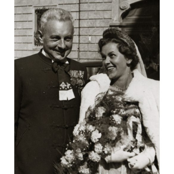 vitéz Sövényházy Ágost és Magdi esküvője, kitüntetés, érdemrend, 2. világháború,, Horthy-korszak 1942, 1940-es évek, Eredeti fotó, hátulján feliratozott papírkép.   