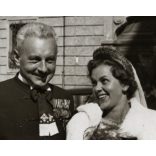 vitéz Sövényházy Ágost és Magdi esküvője, kitüntetés, érdemrend, 2. világháború,, Horthy-korszak 1942, 1940-es évek, Eredeti fotó, hátulján feliratozott papírkép.   