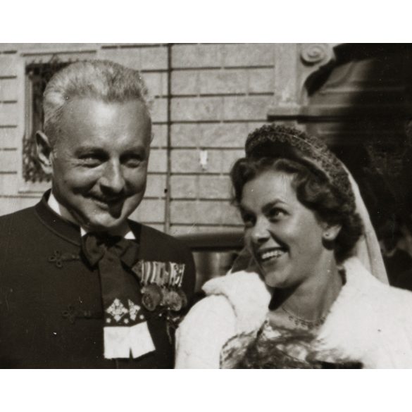 vitéz Sövényházy Ágost és Magdi esküvője, kitüntetés, érdemrend, 2. világháború,, Horthy-korszak 1942, 1940-es évek, Eredeti fotó, hátulján feliratozott papírkép.   