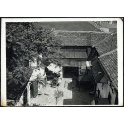   Tabán, hangulatos kövezett belső udvar ecetfával, Budapest, 1. kerület, épület, lakóház,  helytörténet, Horthy-korszak 1930-as évek, Eredeti fotó, papírkép.  