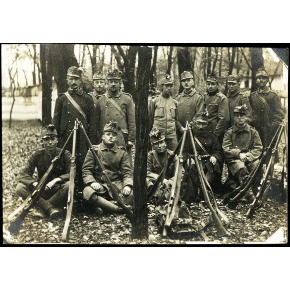 Fegyveres magyar katonák egyenruhában, nemzeti szalaggal, virágcsokor a sapkájukon, puska, fegyver, 1. világháború, monarchia, 1910-es évek, Eredeti fotó, papírkép, hátulján ragasztásnyomok, hátulján sérült. 