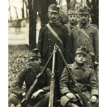 Fegyveres magyar katonák egyenruhában, nemzeti szalaggal, virágcsokor a sapkájukon, puska, fegyver, 1. világháború, monarchia, 1910-es évek, Eredeti fotó, papírkép, hátulján ragasztásnyomok, hátulján sérült. 