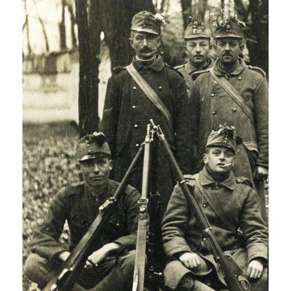 Fegyveres magyar katonák egyenruhában, nemzeti szalaggal, virágcsokor a sapkájukon, puska, fegyver, 1. világháború, monarchia, 1910-es évek, Eredeti fotó, papírkép, hátulján ragasztásnyomok, hátulján sérült. 