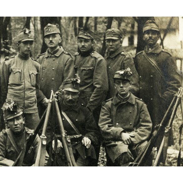 Fegyveres magyar katonák egyenruhában, nemzeti szalaggal, virágcsokor a sapkájukon, puska, fegyver, 1. világháború, monarchia, 1910-es évek, Eredeti fotó, papírkép, hátulján ragasztásnyomok, hátulján sérült. 