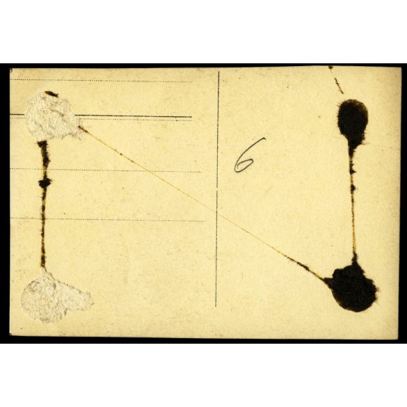 Fegyveres magyar katonák egyenruhában, nemzeti szalaggal, virágcsokor a sapkájukon, puska, fegyver, 1. világháború, monarchia, 1910-es évek, Eredeti fotó, papírkép, hátulján ragasztásnyomok, hátulján sérült. 