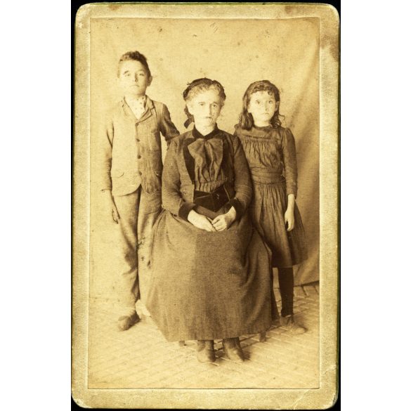 Wágner V. Dv.  egyszerű (mobil?) műterme, Szentgotthárd, anya gyermekeivel, , 1890-es évek, Eredeti CDV, vizitkártya fotó.   