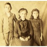 Wágner V. Dv.  egyszerű (mobil?) műterme, Szentgotthárd, anya gyermekeivel, , 1890-es évek, Eredeti CDV, vizitkártya fotó.   