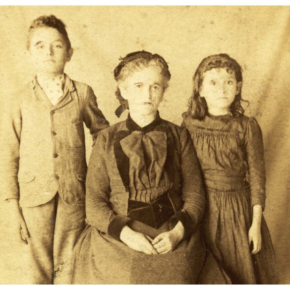 Wágner V. Dv.  egyszerű (mobil?) műterme, Szentgotthárd, anya gyermekeivel, , 1890-es évek, Eredeti CDV, vizitkártya fotó.   