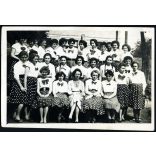 Gimnáziumi lány osztály, Ócsa, iskola, tanárnő, pöttyös szoknya, oktatás, helytörténet, szocializmus, 1959,  1950-es évek, Eredeti fotó, papírkép, hátulján feliratozott.   