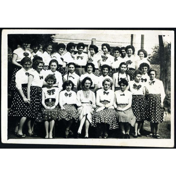 Gimnáziumi lány osztály, Ócsa, iskola, tanárnő, pöttyös szoknya, oktatás, helytörténet, szocializmus, 1959,  1950-es évek, Eredeti fotó, papírkép, hátulján feliratozott.   