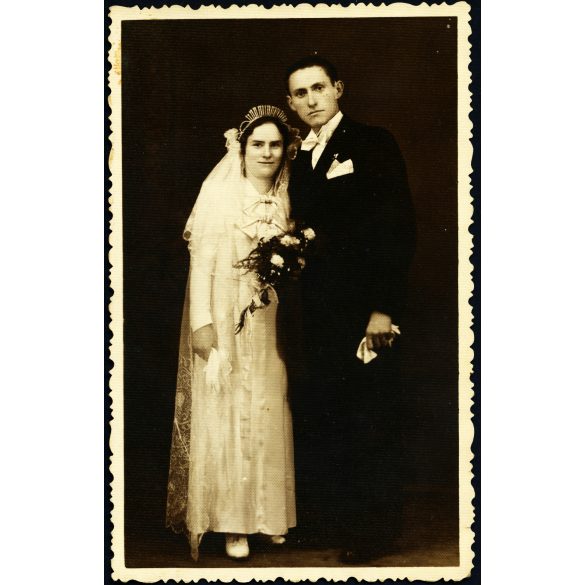 Tumpek mester műterme, Paks, esküvő, menyasszony, vőlegény, ünnep, Szepesy családnak címzett, helytörténet, Horthy-korszak 1939, 1930-as évek, Eredeti fotó, hátulján feliratozott, pecséttel jelzett papírkép.