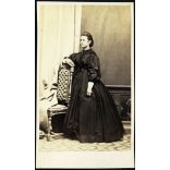 Prihoda & A. Christ műterme, Pest, Beleznay kert, elegáns nő gyönyörű ruhában, portré, 1860-as évek, Eredeti CDV, korai vizitkártya fotó.  