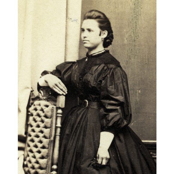 Prihoda & A. Christ műterme, Pest, Beleznay kert, elegáns nő gyönyörű ruhában, portré, 1860-as évek, Eredeti CDV, korai vizitkártya fotó.  