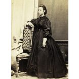 Prihoda & A. Christ műterme, Pest, Beleznay kert, elegáns nő gyönyörű ruhában, portré, 1860-as évek, Eredeti CDV, korai vizitkártya fotó.  