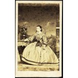 Louis Henri műterme, Pozsony (Pressburg), Felvidék, elegáns nő gyönyörű ruhában, különös festett háttér, portré, 1860-as évek, Eredeti CDV, korai vizitkártya fotó, ritka műterem, felszíne foltos. 