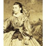 Louis Henri műterme, Pozsony (Pressburg), Felvidék, elegáns nő gyönyörű ruhában, különös festett háttér, portré, 1860-as évek, Eredeti CDV, korai vizitkártya fotó, ritka műterem, felszíne foltos. 