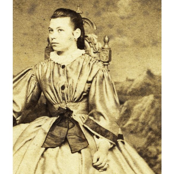 Louis Henri műterme, Pozsony (Pressburg), Felvidék, elegáns nő gyönyörű ruhában, különös festett háttér, portré, 1860-as évek, Eredeti CDV, korai vizitkártya fotó, ritka műterem, felszíne foltos. 