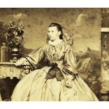 Louis Henri műterme, Pozsony (Pressburg), Felvidék, elegáns nő gyönyörű ruhában, különös festett háttér, portré, 1860-as évek, Eredeti CDV, korai vizitkártya fotó, ritka műterem, felszíne foltos. 