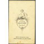 Louis Henri műterme, Pozsony (Pressburg), Felvidék, elegáns nő gyönyörű ruhában, különös festett háttér, portré, 1860-as évek, Eredeti CDV, korai vizitkártya fotó, ritka műterem, felszíne foltos. 