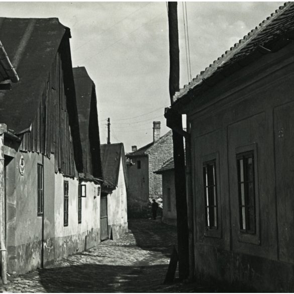 Tabán, Arany Kakas utca, Budapest, házak egy hangulatos szűk utcában, Gellért-hegy, 1. kerület, helytörténet, Horthy-korszak 1930-as évek, Eredeti fotó, papírkép.  