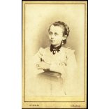 Letzter Sándor műterme, Kassa (Kaschau), Felvidék, elegáns fiatal lány gyönyörű ruhában, 1870-es évek, Eredeti CDV, korai vizitkártya fotó.  