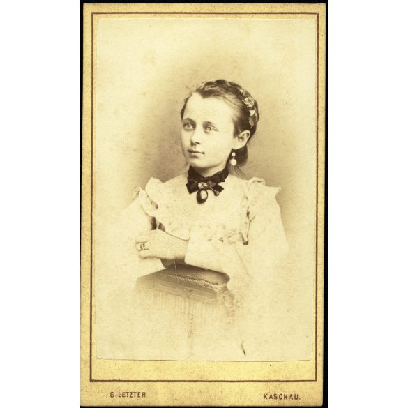 Letzter Sándor műterme, Kassa (Kaschau), Felvidék, elegáns fiatal lány gyönyörű ruhában, 1870-es évek, Eredeti CDV, korai vizitkártya fotó.  